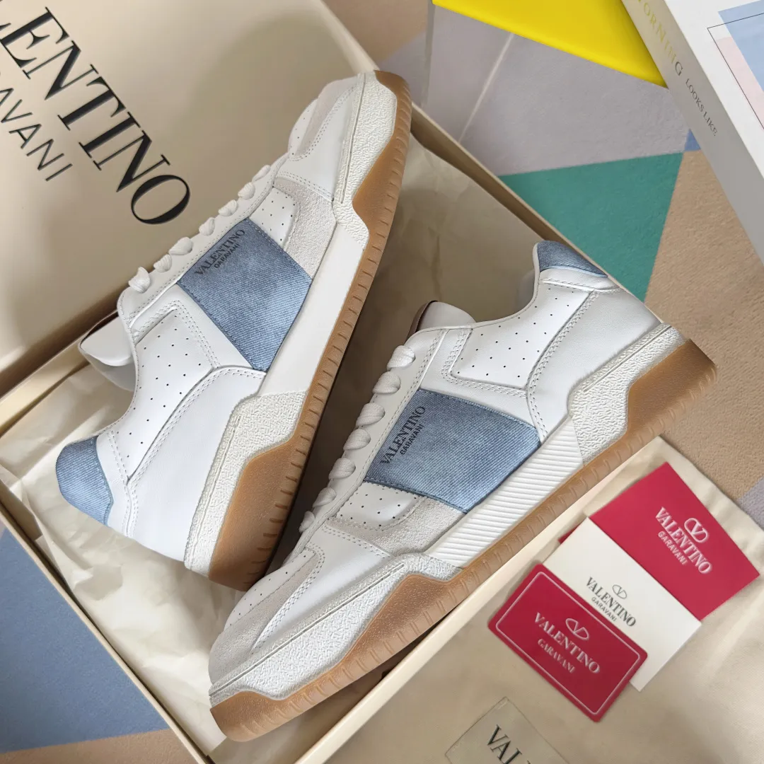 [Valentino] P: 800💰 Couple model, size: ▪️Size: Women's model 35-40 / Men's model 39-44 (45 customized) Valentino Valentino Couple model Joie de Jouer series Velcro Thick sole Bread shoes Couple model Casual sports shoes White shoes Original purchase and development Production Joie de Jouer series The style is simple but not out of style. The pure white base is paired with fresh green and soft beige, and the unique Velcro design highlights your personality. Every detail tells the fashion and quality. Wear it, take a confident step, and start the fashion journey. Exquisite packaging at the delivery counter🛍📦 ▪️Fabrics: Original custom imported first-layer cowhide ▪️Inner lining: Original custom-made soft sheepskin lining ▪️Outsole: Original open-molded anti-slip TPU material ▪️Sole thickness: 3.5CM